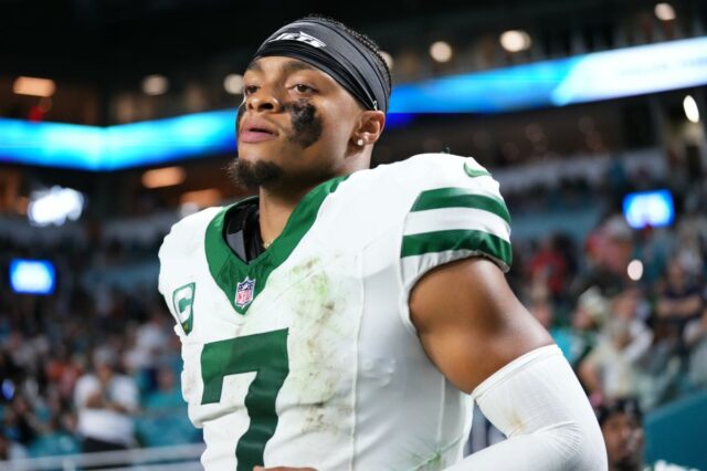 O técnico do New York Jets, Robert Saleh, em campo.