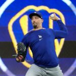 Hyeseong Kim, do Los Angeles Dodgers, reage após marcar a sequência da vitória contra os Phillies.