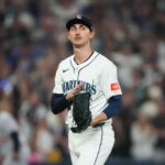 Um jogador de beisebol com uniforme branco e