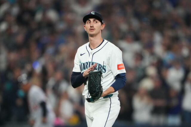 Um jogador de beisebol com uniforme branco e 