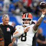 O quarterback de Denver Broncos, Bo Nix (10), joga uma bola de futebol.