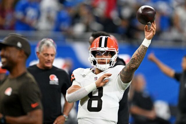O quarterback de Denver Broncos, Bo Nix (10), joga uma bola de futebol.