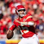 O quarterback do Lions, Jared Goff, lançando um passe.