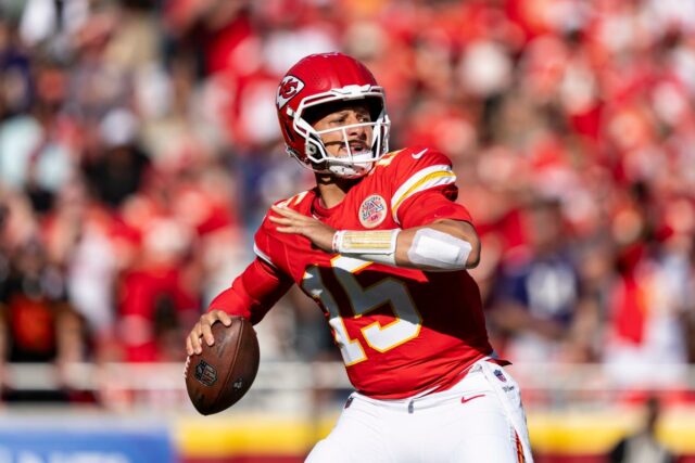 O quarterback do Lions, Jared Goff, lançando um passe.