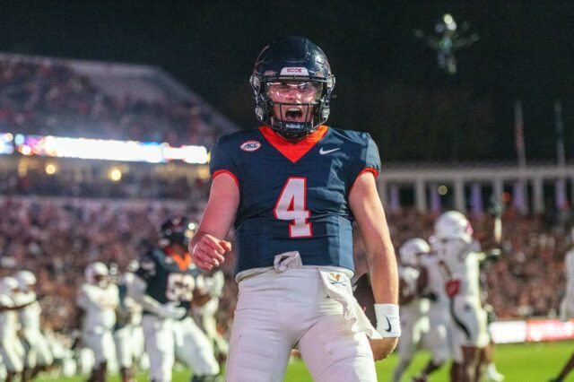 O jogador nº 17 do Penn State Nittany Lions, Ethan Grunkemeyer, mergulha para um touchdown contra o Nevada Wolf Pack.