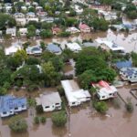 Uma vista aérea de drones de casas cercadas por água da enchente em 31 de março de 2022 em Lismore, Austrália. As ordens de evacuação foram emitidas para cidades da região de NSW Northern Rivers, com as inundações repentinas esperadas à medida que as chuvas fortes continuam. É o segundo grande evento de inundação para a região este mês. (Foto de Dan Peled/Getty Images)