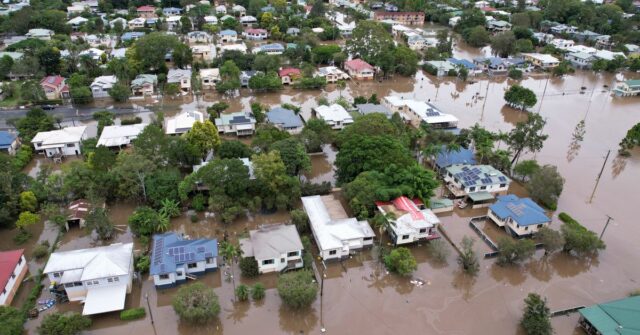     Uma vista aérea de drones de casas cercadas por água da enchente em 31 de março de 2022 em Lismore, Austrália. As ordens de evacuação foram emitidas para cidades da região de NSW Northern Rivers, com as inundações repentinas esperadas à medida que as chuvas fortes continuam. É o segundo grande evento de inundação para a região este mês. (Foto de Dan Peled/Getty Images)