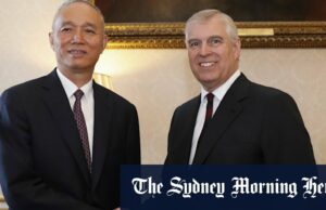 Príncipe Andrew é pego em caso de espionagem que abala a Grã-Bretanha Suposto espião chinês Yang Tengbo e Príncipe Andrew.