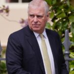 O Príncipe Andrew, Duque de York, olha em volta ao sair após participar do Culto de Matinas de Páscoa na Capela de São Jorge, Castelo de Windsor, Inglaterra, domingo, 20 de abril de 2025. (AP Photo / Kirsty Wigglesworth, Pool)