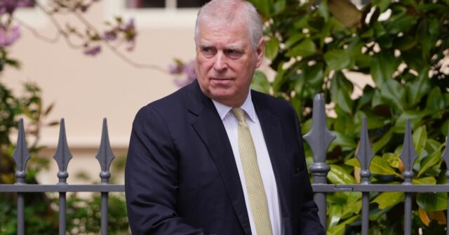 Príncipe Andrew perderá o título de 'príncipe' e sairá da O Príncipe Andrew, Duque de York, olha em volta ao sair após participar do Culto de Matinas de Páscoa na Capela de São Jorge, Castelo de Windsor, Inglaterra, domingo, 20 de abril de 2025. (AP Photo / Kirsty Wigglesworth, Pool)