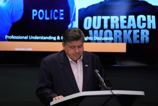 Pritzker alerta Trump federalizará a Guarda Nacional 'nas próximas horas' 

