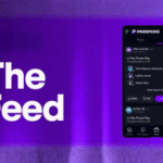 PrizePicks lança 'The Feed' para reforçar o aplicativo de esportes de fantasia. Imagem promocional do PrizePicks apresentando o novo recurso do aplicativo chamado 'The Feed'. O lado esquerdo mostra texto em negrito branco dizendo 'The Feed' em um fundo roxo, enquanto o lado direito exibe uma tela de telefone celular mostrando a interface do PrizePicks com postagens de usuários, escalações e botões de engajamento