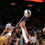 Os Las Vegas Aces comemoram após vencer o Phoenix Mercury durante o jogo 4 das finais da WNBA de 2025.