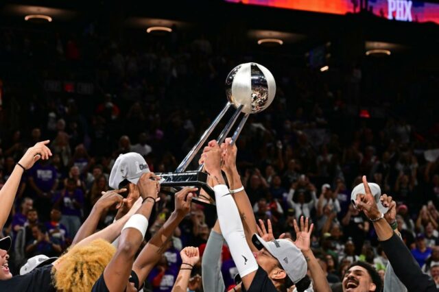 Os Las Vegas Aces comemoram após vencer o Phoenix Mercury durante o jogo 4 das finais da WNBA de 2025.