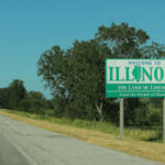 Placa de 'Bem-vindo a Illinois' em verde na beira da estrada. Illinois emite alerta sobre mercados de previsão, ao reconfirmar sua posição