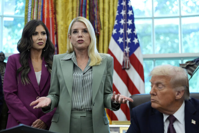 O czar da fronteira da Casa Branca, Tom Homan, fala com repórteres na Casa Branca, quinta -feira, 29 de maio de 2025, em Washington. (AP Photo/Evan Vucci)