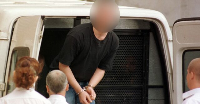 James Vlassakis chega ao Tribunal de Magistrados de Adelaide.