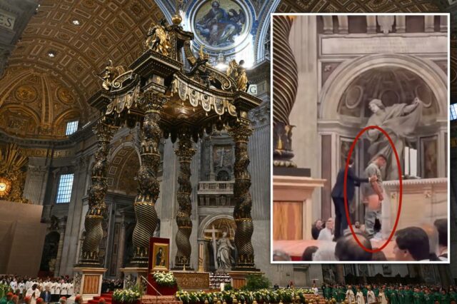 Profanação vil: Homem urina no altar da Basílica de São Pedro, na Cidade do Vaticano, durante a Santa Missa

