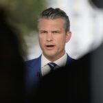 O presidente Donald Trump, à esquerda, e o secretário de Defesa Pete Hegseth ouvem durante uma reunião de gabinete na Casa Branca, terça-feira, 26 de agosto de 2025, em Washington. (Foto AP/Mark Schiefelbein)