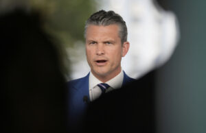 ‘Profundamente alarmados’: os democratas da Câmara enviam uma carta ao secretário de Defesa Pete Hegseth O presidente Donald Trump, à esquerda, e o secretário de Defesa Pete Hegseth ouvem durante uma reunião de gabinete na Casa Branca, terça-feira, 26 de agosto de 2025, em Washington. (Foto AP/Mark Schiefelbein)