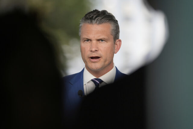 O presidente Donald Trump, à esquerda, e o secretário de Defesa Pete Hegseth ouvem durante uma reunião de gabinete na Casa Branca, terça-feira, 26 de agosto de 2025, em Washington. (Foto AP/Mark Schiefelbein)