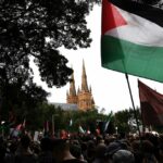 SYDNEY, AUSTRÁLIA - 24 DE AGOSTO: Manifestantes se reúnem na Marcha Nacional para um comício pró-Palestina em 24 de agosto de 2025 em Sydney, Austrália. Protestos foram realizados em todo o país enquanto a comunidade internacional continua a procurar uma solução sustentável para o conflito em curso entre Israel e o Hamas em Gaza. (Foto de Izhar Khan/Getty Images)