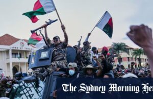 Protestos liderados pela Geração Z e rebelião militar levam o presidente a fugir ‘para proteger minha vida’ Pessoas cumprimentam soldados em Antananarivo, Madagascar, no domingo.