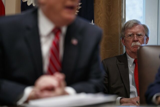 ARQUIVO - O então conselheiro de segurança nacional John Bolton fala à mídia na Casa Branca em 31 de julho de 2019, em Washington. (Foto AP/Arquivo Carolyn Kaster)