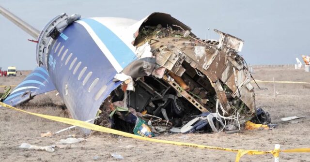 Putin admite que mísseis russos derrubaram avião de passageiros do Azerbaijão

