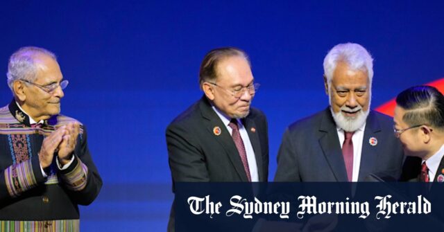 “Quando a ressaca acaba, o trabalho árduo continua”: Timor-Leste é O Presidente de Timor-Leste, José Ramos-Horta (à esquerda), e o Presidente da Indonésia, Prabowo Subianto, cumprimentam-se durante a cerimónia de abertura da 47ª cimeira da ASEAN em Kuala Lumpur.
