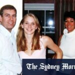 Virginia Giuffre, com uma foto sua quando adolescente, foi uma das vítimas mais conhecidas do desgraçado financista Jeffrey Epstein.