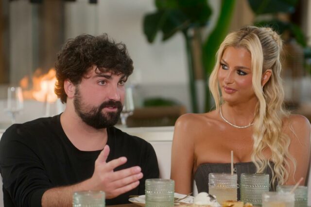 Quem é Blake Davis em ‘Selling Sunset’? O que saber Quem é Blake Davis em ‘Selling Sunset’? O que saber sobre o namorado de Emma Hernan e sua rivalidade com Chrishell Stause