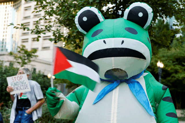 Quem é o sapo viral de Portland? O que saber sobre o manifestante fantasiado

