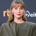 NOVA IORQUE, NOVA IORQUE - 13 DE SETEMBRO: Rosie Huntington-Whiteley participa do desfile de moda Khaite durante a New York Fashion Week no The Shed em 13 de setembro de 2025 na cidade de Nova York. (Foto de Aeon/GC Images)