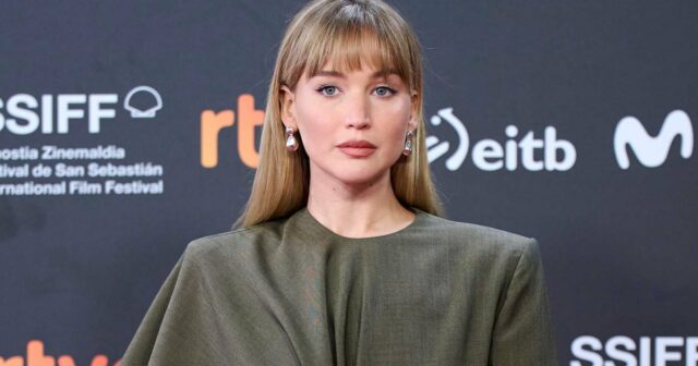 NOVA IORQUE, NOVA IORQUE - 13 DE SETEMBRO: Rosie Huntington-Whiteley participa do desfile de moda Khaite durante a New York Fashion Week no The Shed em 13 de setembro de 2025 na cidade de Nova York. (Foto de Aeon/GC Images)