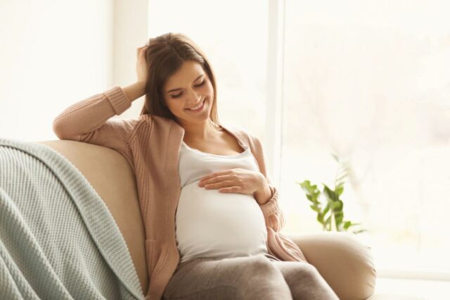 Mãe solteira asiática com síndrome das pernas inquietas e insônia à noite enquanto a filha dorme.