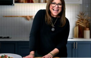 Rachael Ray expande a Manage A+E Worldwide Media, que encomenda mais de 100 novos episódios de seus estúdios de comida grátis (EXCLUSIVO) Rachael Ray expande a Manage A+E Worldwide Media, que encomenda mais de 100 novos episódios de seus estúdios de comida grátis (EXCLUSIVO)