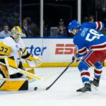 A ala esquerda do New York Rangers Will Cuylle (50) pressões Pittsburgh Penguins Goaltender Arturs Silovs (37) no primeiro período.