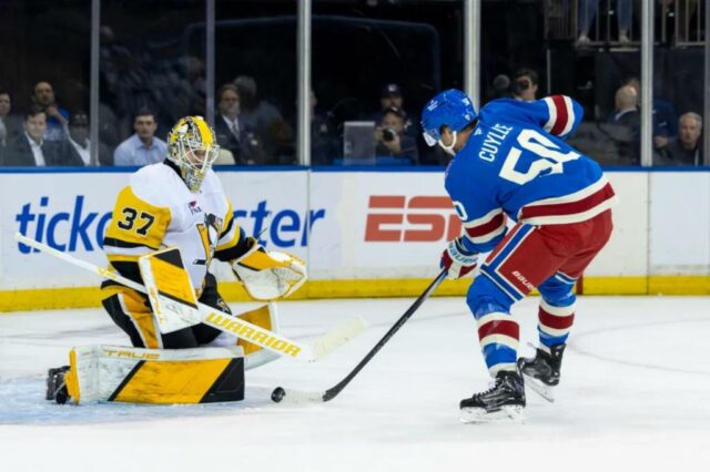 A ala esquerda do New York Rangers Will Cuylle (50) pressões Pittsburgh Penguins Goaltender Arturs Silovs (37) no primeiro período.