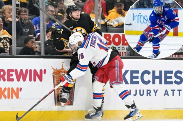 O New York Rangers Center, Vincent Trocheck, verifica o defensor de Boston Bruins, Andrew Peeke, nos quadros.