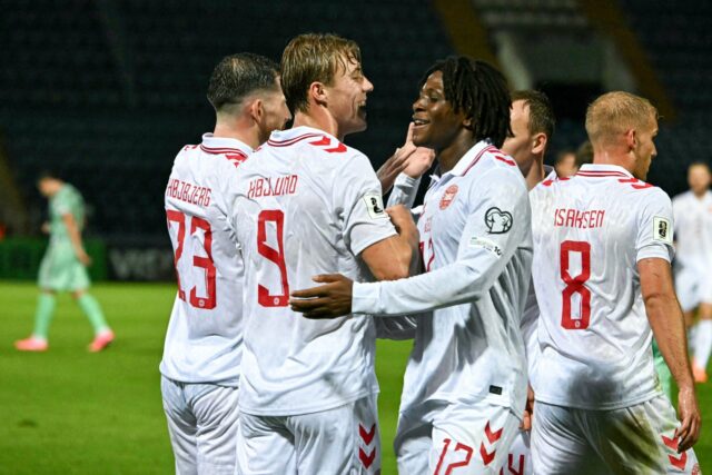 Rasmus Hojlund comemora gol