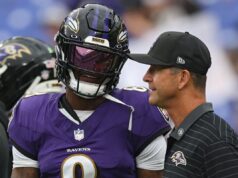 Ravens autoriza QB a escalação de 53 jogadores em meio à atualização de Lamar Jackson Quarterback Lamar Jackson #8 and head coach John Harbaugh of the Baltimore Ravens