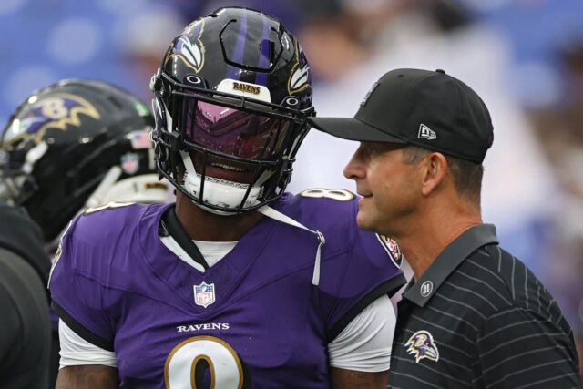 Ravens autoriza QB a escalação de 53 jogadores em meio Quarterback Lamar Jackson #8 and head coach John Harbaugh of the Baltimore Ravens
