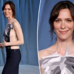Rebecca Hall chama a atenção com um vestido nu de ilusão de ótica na Academy Museum Gala 2025