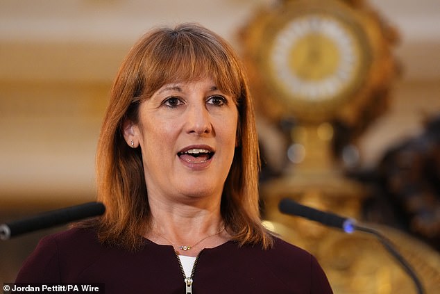 Reeves finalmente conclui sua papelada... PM continua a apoiá-la, mas A Chanceler (foto) não conseguiu obter a permissão correta para alugá-la em casa em Dulwich, sudeste de Londres, apesar de ser sua responsabilidade