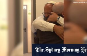 Refém israelense Eitan Mor se reúne com os pais Refém israelense Eitan Mor se reúne com os pais