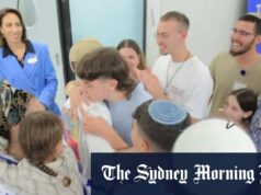 Reféns israelenses e detidos palestinos reunidos com suas famílias Reféns israelenses e detidos palestinos reunidos com suas famílias