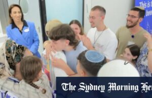 Reféns israelenses e detidos palestinos reunidos com suas famílias Reféns israelenses e detidos palestinos reunidos com suas famílias