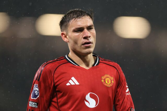 Tyler Fletcher em Manchester United Away Kit.