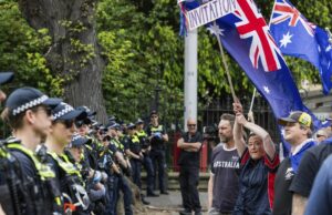 Registros de linha direta de crise indígena aumentam após março para protestos na Austrália Manifestantes no comício da Marcha pela Austrália em Melbourne. Fotografia de Paul Jeffers The Age NEWS 19 de outubro de 2025